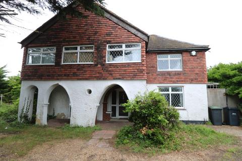 5 bed property, in Southwood Road, £575,000