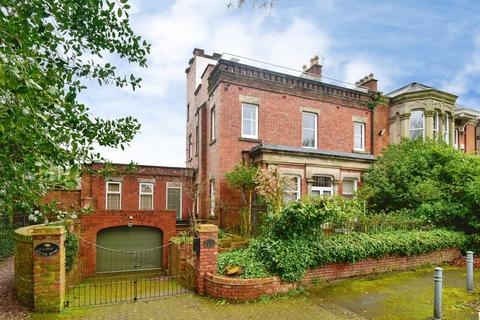2 bed property, in Crewe Road, £425,000
