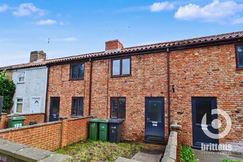 2 bed property, in Main Road, £140,000