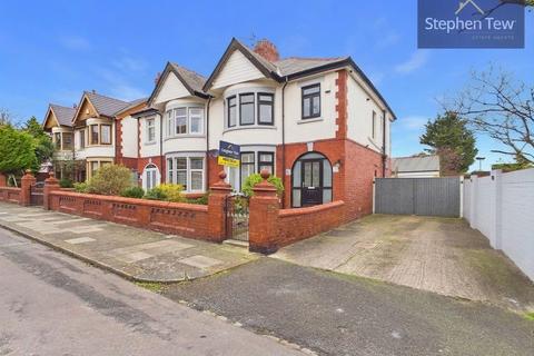 3 bed property, in Leeds Road, £240,000