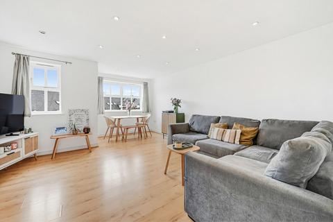 2 bed property, in Macmillan Way, £435,000