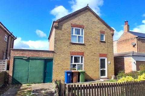 2 bed property, in Low Cross, £140,000