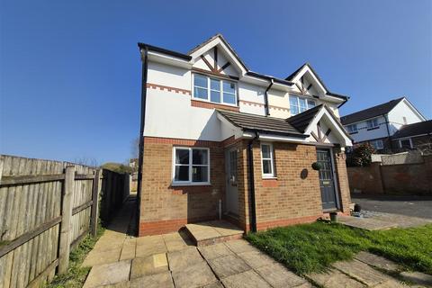 2 bed property, in Pentreath Close, £250,000
