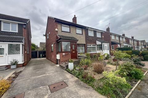 3 bed property, in Fairford Close, £260,000