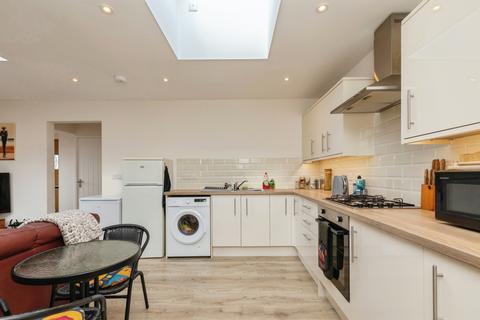 1 bed property, in Bridgwater Road, £250,000