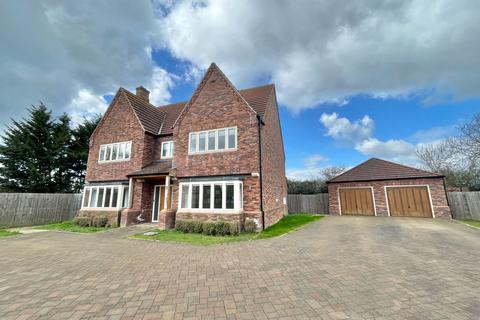 5 bed property, in Kingsland Close, £700,000
