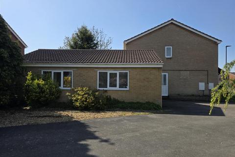 4 bed property, in Crossfield Drive, £250,000