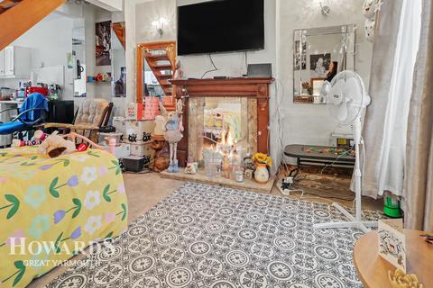 2 bed property, in Camden Road, £90,000