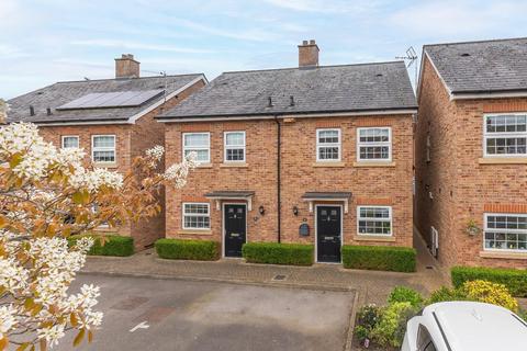 3 bed property, in Jubilee Gardens, £588,000