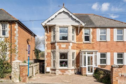 3 bed property, in Kings Road West, £450,000