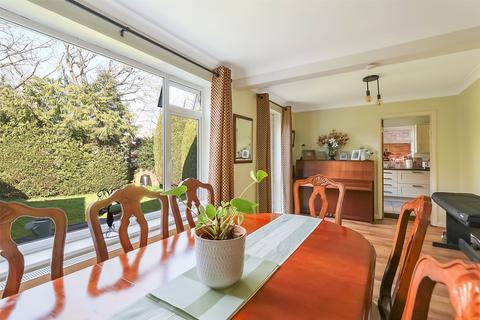 4 bed property, in The Cedars, £800,000