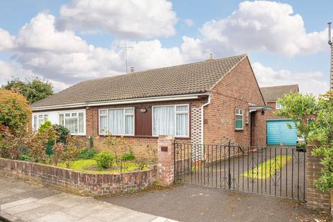 2 bed property, in Haslemere Close, £425,000