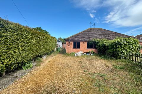 2 bed property, in Lynn Road, £160,000
