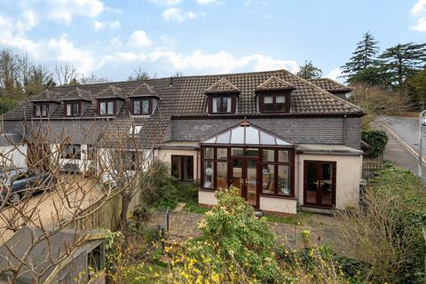 3 bed property, in Warwick Park, £750,000