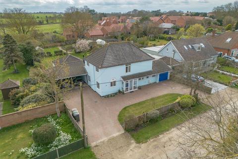 5 bed property, in Beckmeadow Way, £675,000