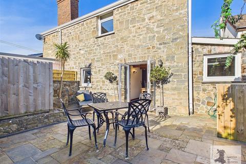 2 bed property, in South John Street, £299,950