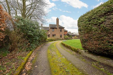 5 bed property, in Springfield Road, £995,000
