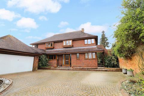 5 bed property, in Hamblewood, £950,000