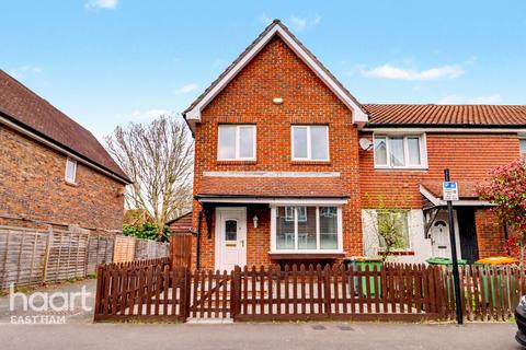 3 bed property, in Kirkham Road, £475,000