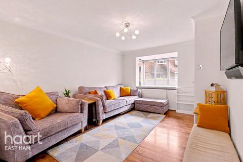 3 bed property, in Kirkham Road, £475,000
