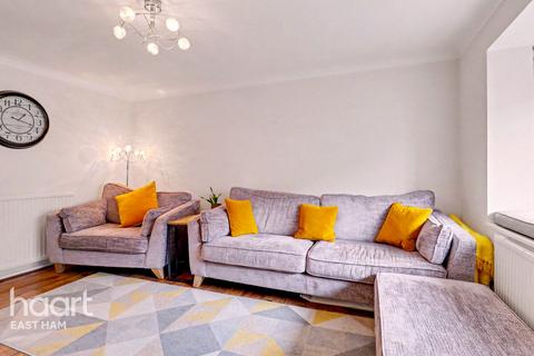 3 bed property, in Kirkham Road, £475,000