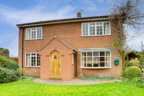 4 bed property, in Main Street, £450,000
