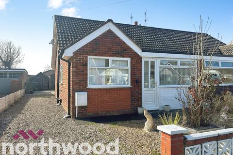 2 bed property, in Chorley Close, £180,000