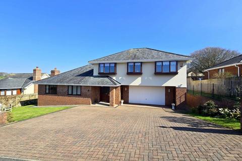 4 bed property, in Hampton Park, £585,000
