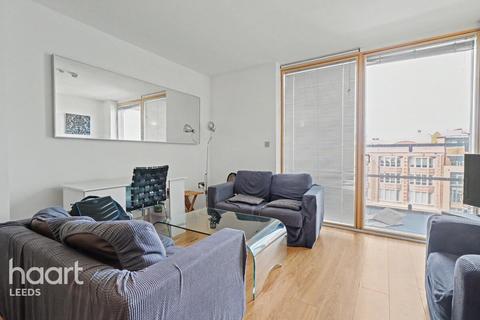 2 bed property, in Wellington Street, £200,000