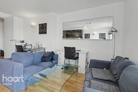 2 bed property, in Wellington Street, £200,000