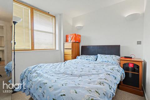 2 bed property, in Wellington Street, £200,000