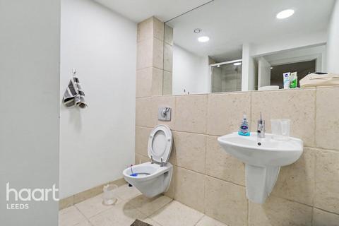 2 bed property, in Wellington Street, £200,000