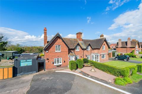 3 bed property, in Humber Lane, £350,000