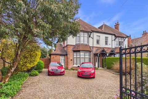 5 bed property, in Davenport Avenue, £625,000