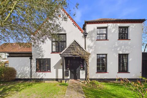 4 bed property, in St. Andrews Close, £925,000
