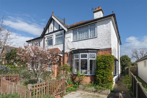 3 bed property, in Baddlesmere Road, £375,000