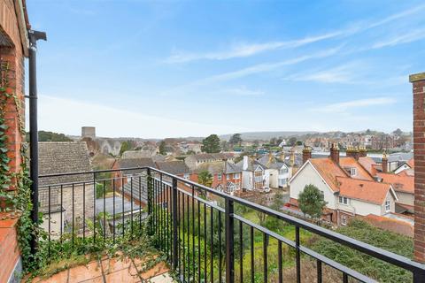 3 bed property, in 74c High Street, £430,000