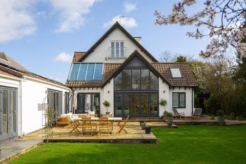 6 bed property, in Grey Gables, £995,000