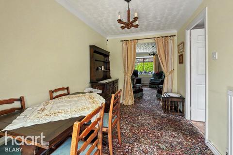 3 bed property, in Hemlock Close, £320,000