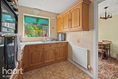 3 bed property, in Hemlock Close, £320,000