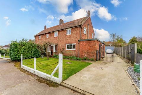 3 bed property, in School Close, £260,000