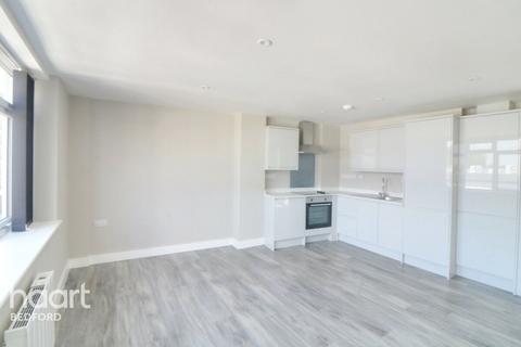 2 bed property, in Mill Street, £190,000
