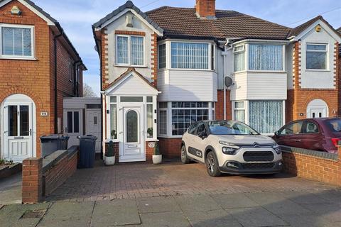 3 bed property, in Whitecroft Road, £265,000