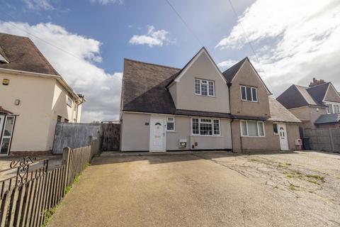 3 bed property, in Stoke Poges Lane, £550,000