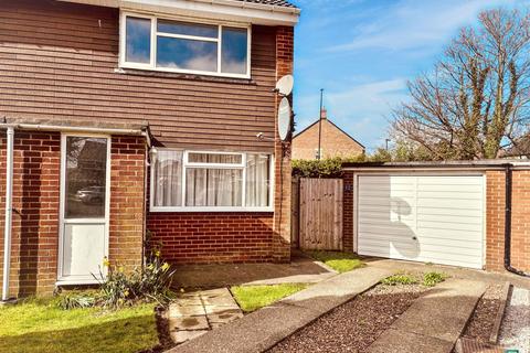 2 bed property, in Huntingdon Close, £215,000