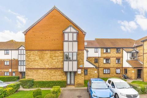 2 bed property, in Magpie Close, £300,000