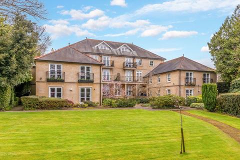 3 bed property, in Pembury Road, £450,000
