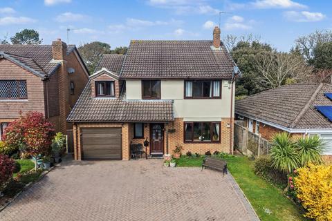 5 bed property, in Vine Farm Close, £650,000