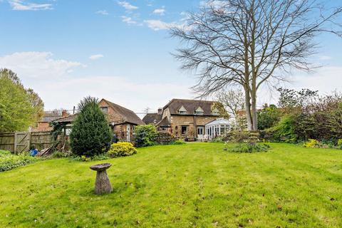 2 bed property, in Chiltern View, £675,000
