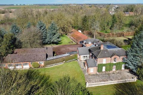 6 bed property, in North Cotes, £925,000